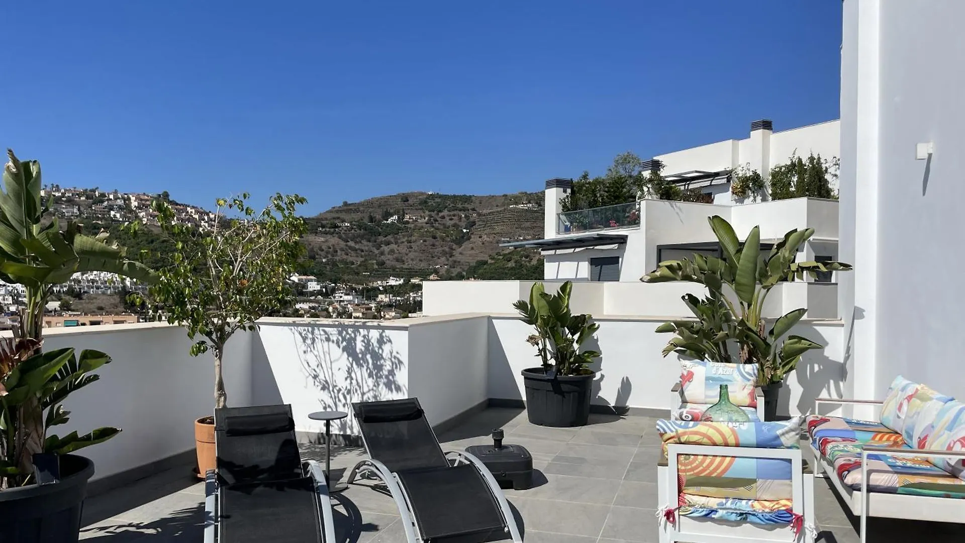 Almuñécar Sunny Penthouse Beach Apartment With Panoramic Views