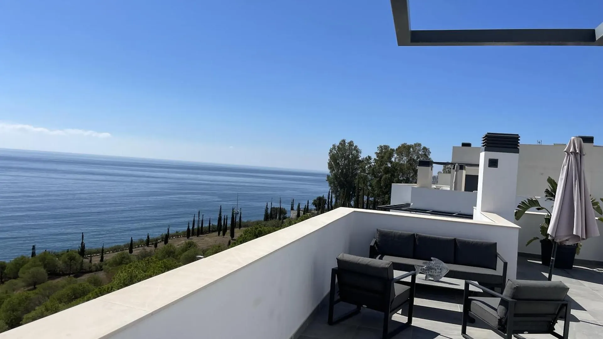 Almuñécar Sunny Penthouse Beach Apartment With Panoramic Views